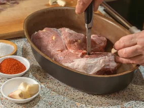 Miniatura: Do nakłutego mięsa wkładam ten dodatek....