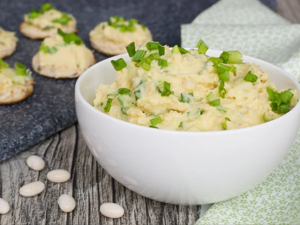 Miniatura: Łączę jajka i produkt z puszki. Ta pasta...