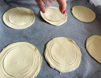 Miniatura: Gotowe ciasto, wędzony łosoś i kremowy...