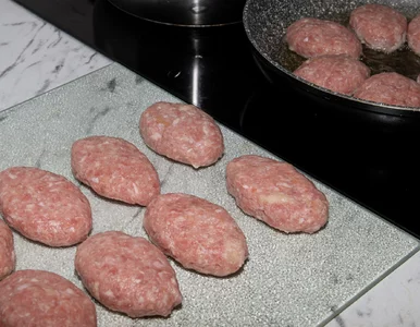 Miniatura: Do mięsnej masy dodaję tylko dwie łyżki....